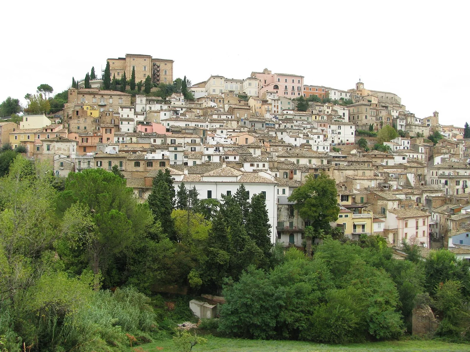 Loreto Aprutino, borgo collinare alle spalle di Pescara