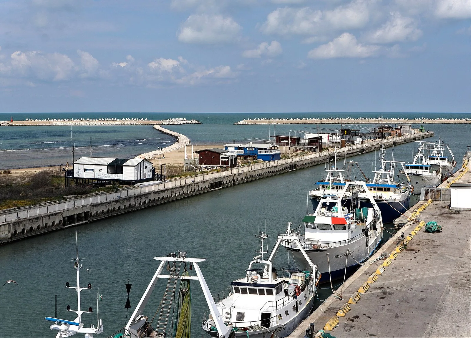 I pescherecci ormeggiati nel porto canale di Pescara
