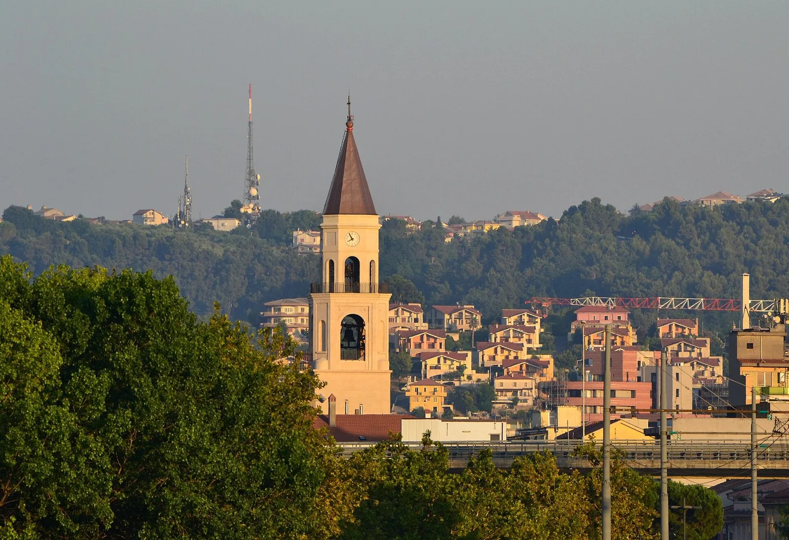 Il campanile della cattedrale di San Cetteo sopra i tetti di Pescara