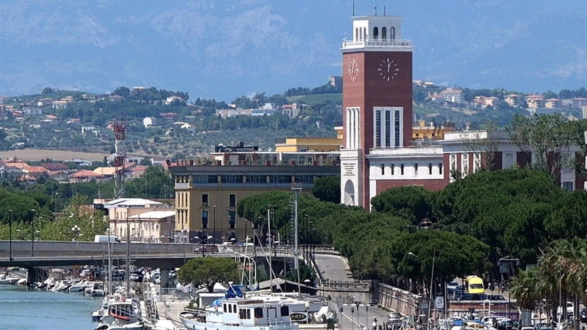 Veduta del centro di Pescara con il porto canale