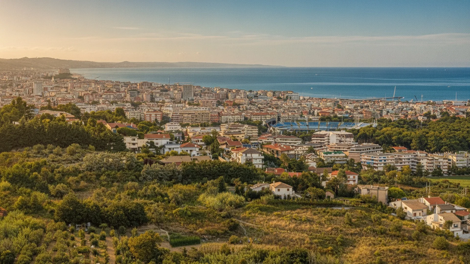 Pescara vista dall'alto, fra le colline e il mare Adriatico