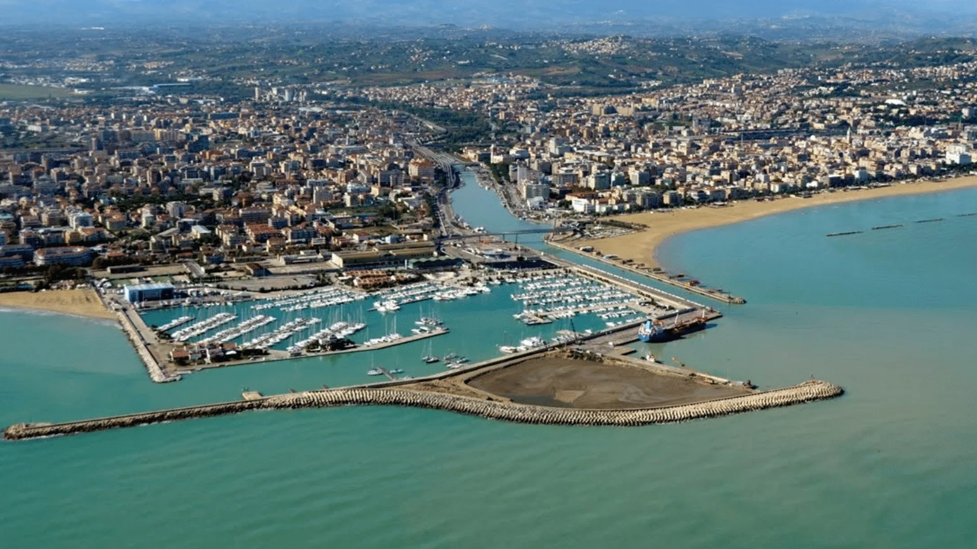 La foce del fiume e il porto turistico di Pescara visti dall'alto