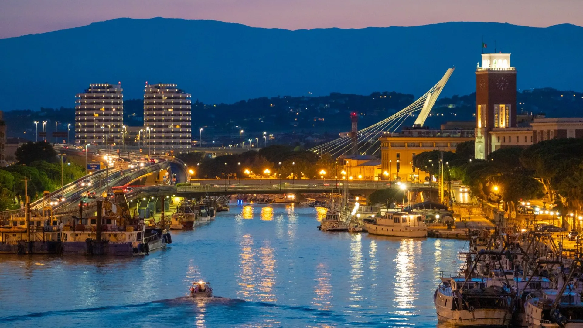 Il porto canale di Pescara illuminato la sera, con il Ponte del Mare sullo sfondo